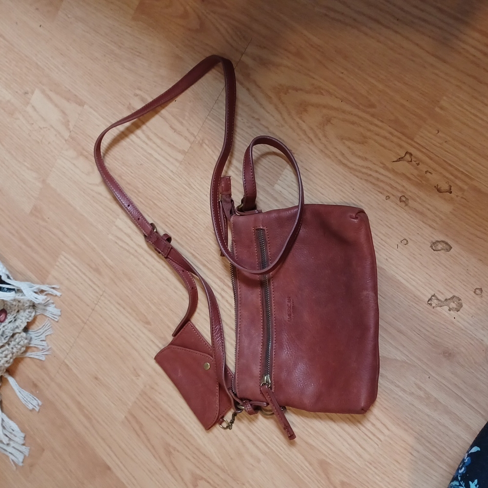 American leather shoulder bag w/card holder. Brown